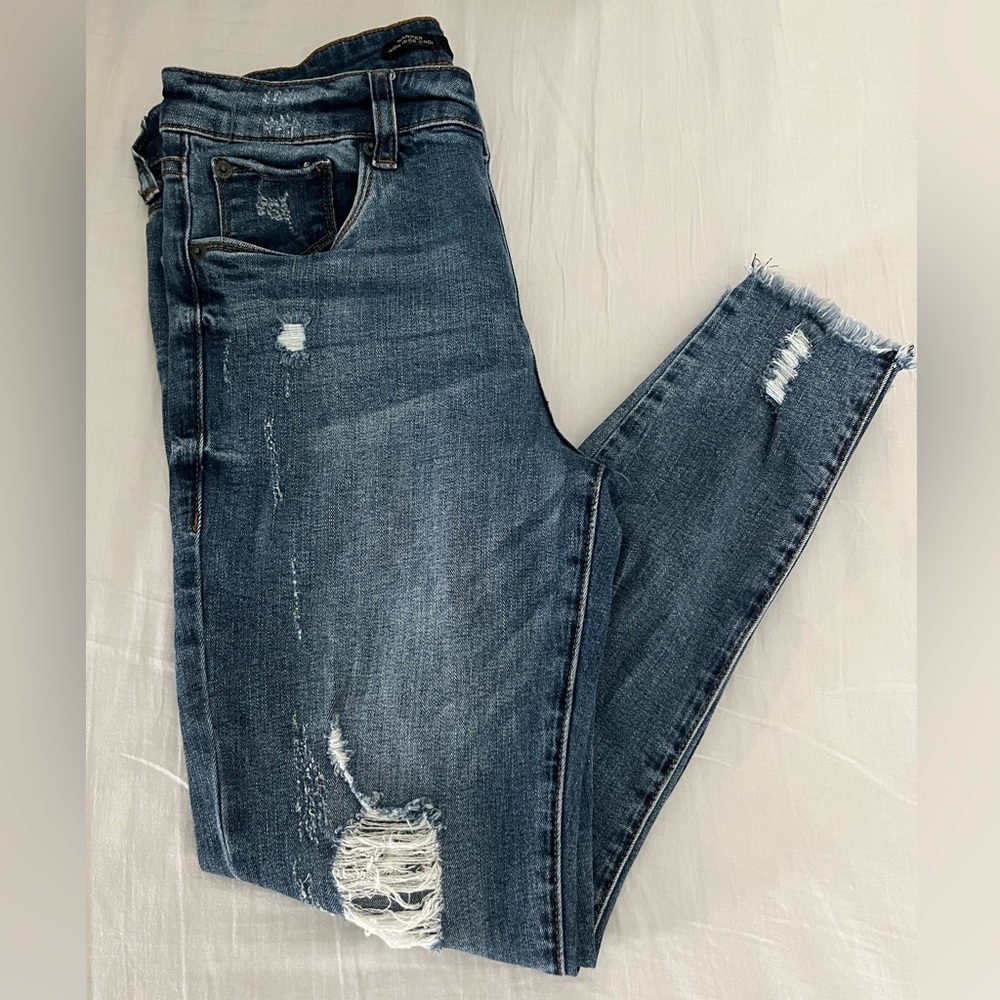 STS Blue Harper high rise crop. Kept in excellent conditions, stretch jeans.